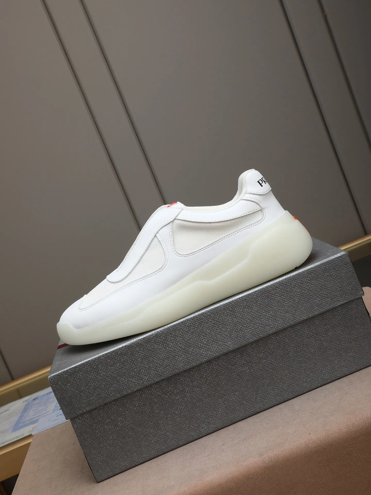 Men's shoes💰420 Prada/Prada sneakers👟! Low-top lace-up sports shoes, fashionable and elegant style. Made of top-layer cowhide leather spliced ​​with breathable mesh. Soft, comfortable and breathable. Logo lettering on the tongue. Finely crafted details. Lightweight foam sole, fashionable and versatile‼ ️size: 38-44 (45 customized